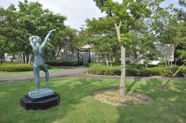 Mükemmel, parlak bir Japon yaz öğleden sonrasında eski heykel.