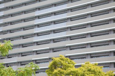 Şehirdeki balkonlu konut manzarası 