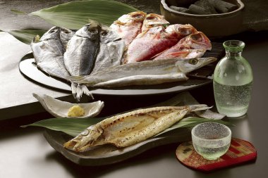 Çeşit çeşit taze balık ve sake.