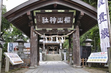 Eski güzel Japon tapınağının manzaralı görüntüleri.