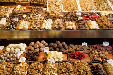 Markette kurutulmuş meyve ve şeker çeşitleri