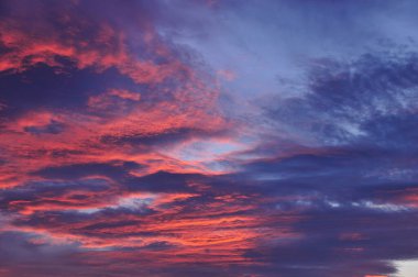 Güzel gün batımı gökyüzü bulutlu