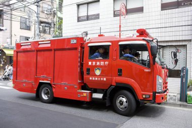 Japon kırmızı itfaiye aracı Japonya 'da caddede. 