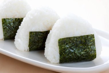 Onigiri, Japon pirinç topları, yosunlu pirinç üçgenleri.