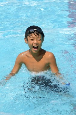 Yüzme havuzunda Asya çocuk yüzme
