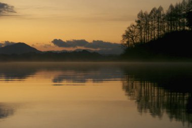 Gölün üzerinde güzel bir gün batımı