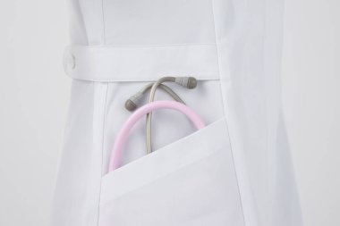 Kadın doktorun steteskopu beyaz arka planda izole edilmiş.