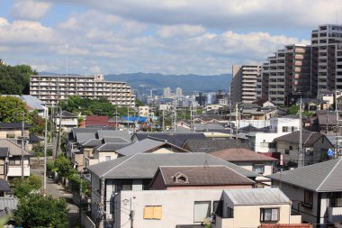 Güneşli bir günde küçük Japon kasabasının manzaralı şehir manzarası