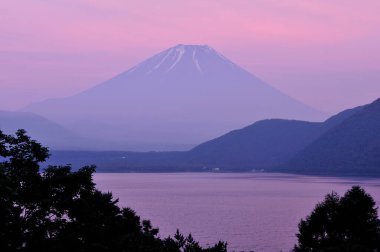  Fuji Dağı ve Kawaguchiko Gölü Japonya 'da gün batımında