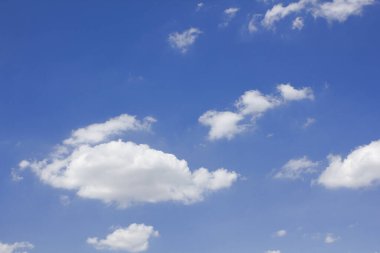 Beyaz bulutlu güzel mavi gökyüzü