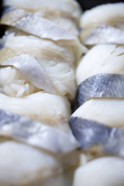 Sıralar dolusu suşi, lezzetli Asya yemekleri. 