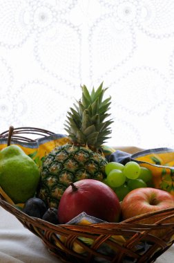 Bir sepet dolusu taze meyve.