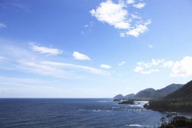 denizin üzerinde mavi gökyüzü