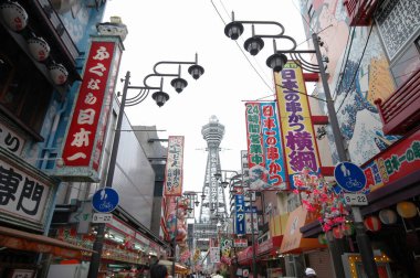 Shinsekai 'deki Tsutenkaku Kulesi (yeni dünya). Japonya 'nın Osaka kentindeki OSAKA' nın ünlü simgesi olarak bilinen Tsutenkaku kulesi