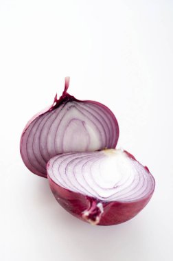 Beyaz arkaplanda kırmızı soğan izole edildi