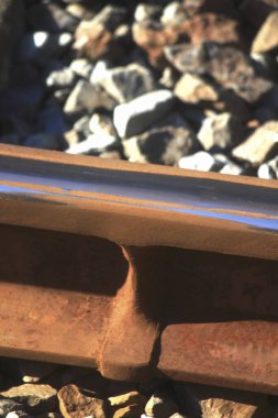 Gündüz vakti paslı demiryolu raylarının yakın görüntüsü