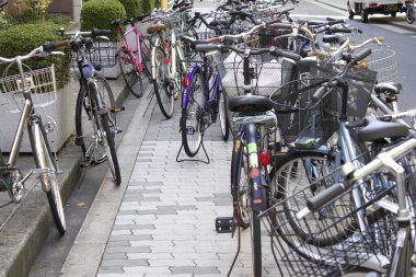 Şehir caddesinde bisikletli park yeri        