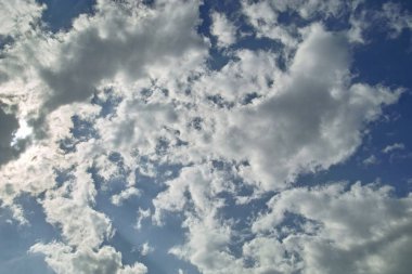 Mavi gökyüzünde güzel beyaz bulutlar. doğal arkaplan