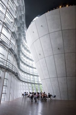 Şehir merkezinde modern cam bina ve insanlar
