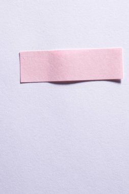 Yumuşak gölgeli beyaz arkaplanda yırtık bir kağıt parçası.