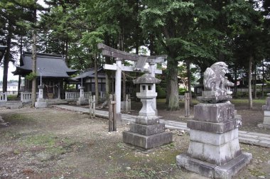 Eski güzel Japon tapınağının manzaralı görüntüleri.