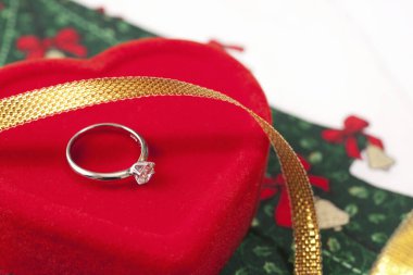 Kırmızı kalp şeklinde elmas yüzüklü değerli yüzüğün yakın plan görüntüsü.               