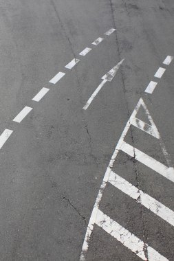 Yaya geçidinin beyaz çizgisi