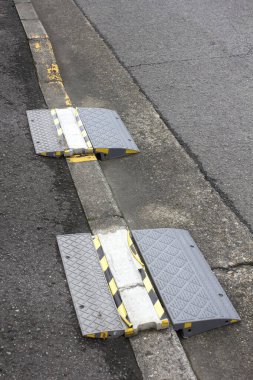 Beton yüzeye iki metal rampa yerleştirildi