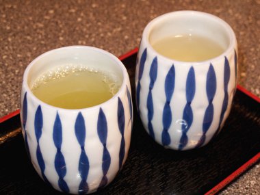 Japon bitkisel çayı tepside, yakın plan.