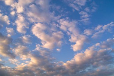 Bulutlarla güzel gün batımı gökyüzü. Doğa arka planı