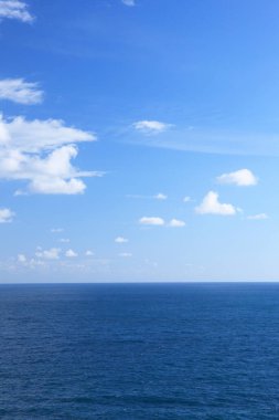 Güzel deniz ve mavi gökyüzü