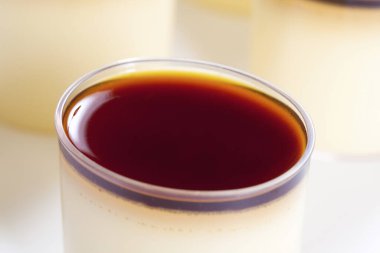 Yakından bakınca kremalı karamel kremalı tatlı yüzeyi görünüyor.