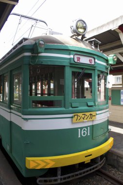 Güneşli bir günde Japonya 'da özel tramvay