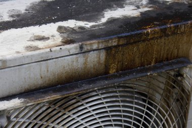 Paslı havalandırma ünitesi dışarıda kir ve aşınma gösteriyor.