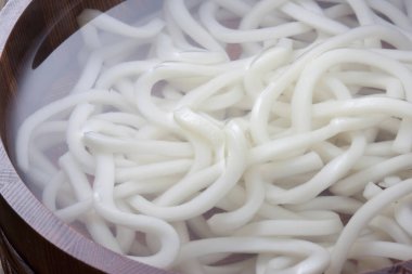 Lezzetli Asya pirinçli eriştenin yakın görüntüsü.