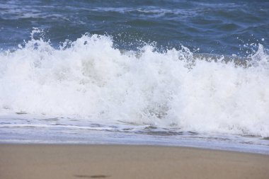 Kumsalda dalgalar  