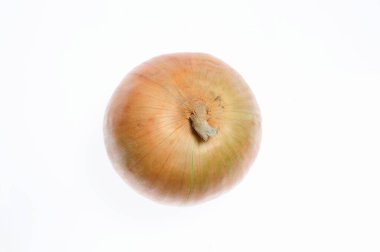 Beyaz arkaplanda izole edilmiş bir soğan