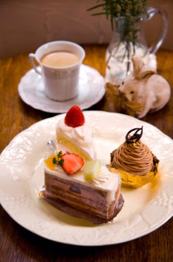 Tatlı ve lezzetli kekler, arka planda böğürtlenler, kapatın.