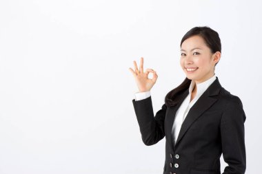 Genç bayan işaret veriyor. Tamam.