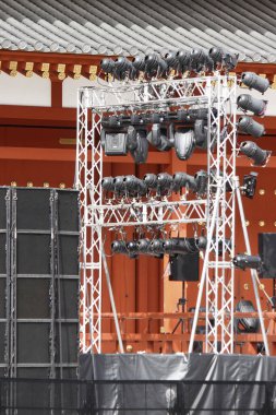 Sahnedeki sahne ışıkları ve ışık gösterisi.                     