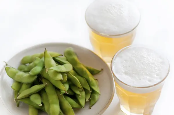 Кружки Холодным Пивом Зеленой Фасолью Закрыть — стоковое фото