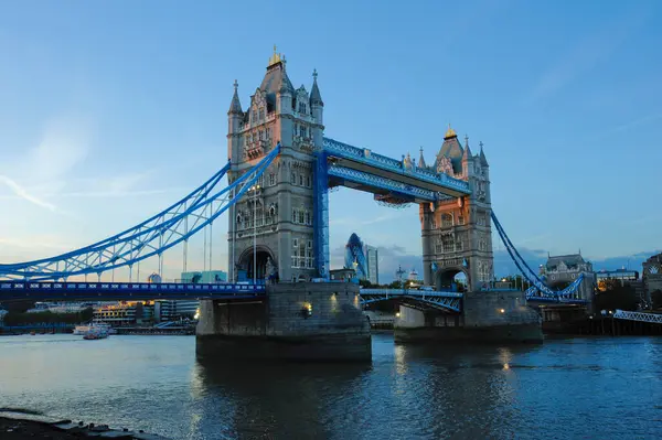 Тауэрский Мост Знаменитый Символ Лондона Пересекает Реку Тэймс Англия Великобритания — стоковое фото