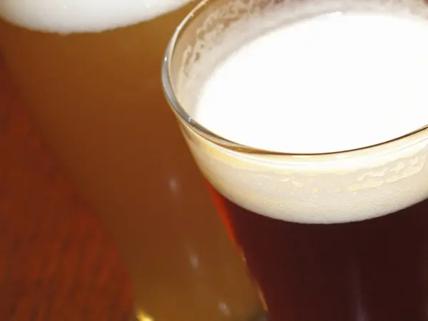 Copos Cerveja Com Espuma Branca Mesa Madeira — Fotografia de Stock