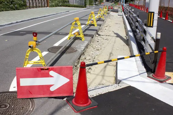 Trafik konilerinin kaldırımı kapattığını gösteren yol inşaatı