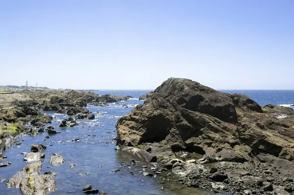 Скалы Пляже Голубое Небо Фоне Природы — стоковое фото