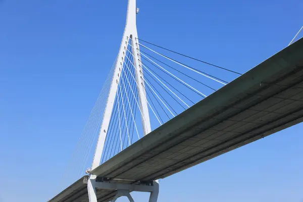 Puente Sobre Ciudad Cielo Azul Fondo —  Fotos de Stock