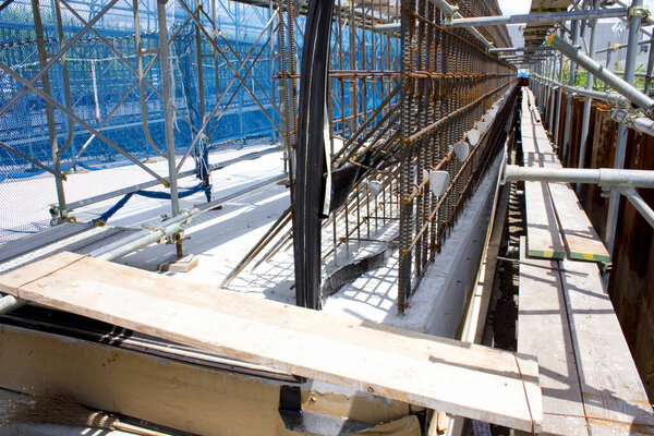 Строительная площадка современного здания в дневное время