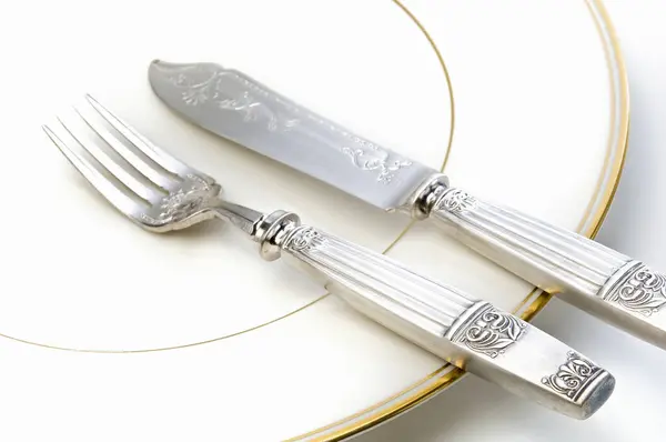 Ασημένιο Πιρούνι Και Μαχαίρι Στο Πιάτο Στο Παρασκήνιο Κοντά — Φωτογραφία Αρχείου