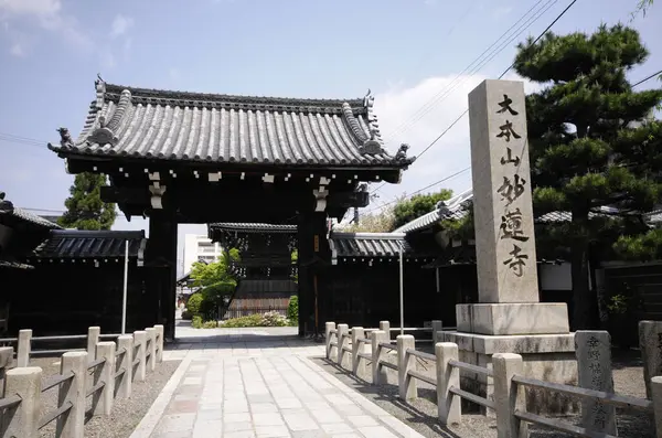 美しい古代日本の寺院建築の風光明媚なショット — ストック写真