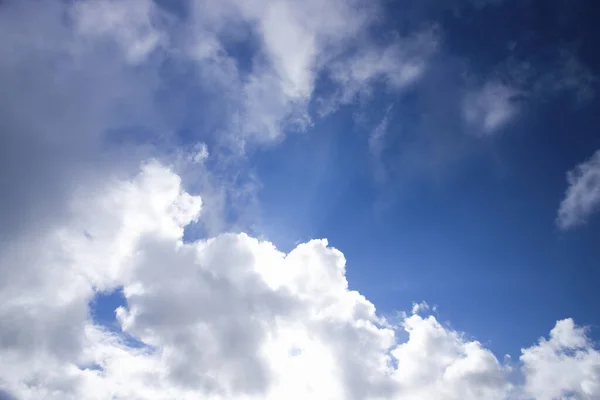 Tiszta Kék Felhőkkel — Stock Fotó